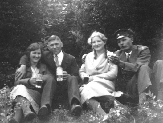 Die guten Zeiten genießen: Josef in angenehmer Begleitung, um 1935