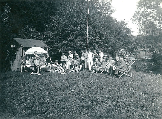 Eine frohe Runde auf der Liegewiese am Haus