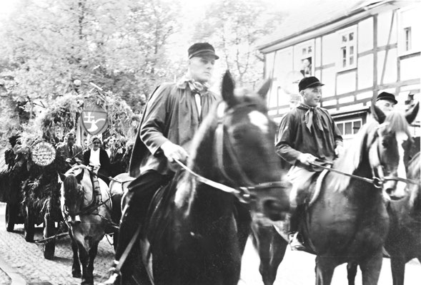 Stolze Reiter im Festzug: links Rudi Mathweis, rechts: Edmund Schulte (Bauer-Schulte) aus Eslohe