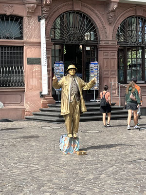 Der goldene Mann steht stundenlang und regungslos auf dem Marktplatz am Römer