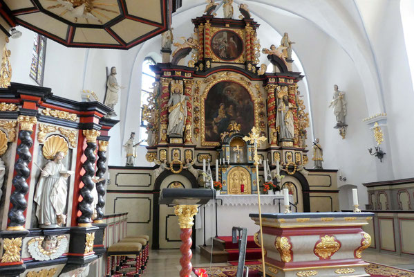 Hochaltar und Seitenaltäre am Chor