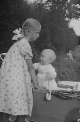 Gisela kümmert sich um ihre kleine Schwester Marlies 
