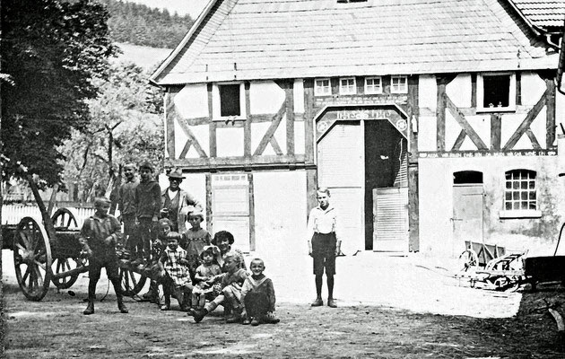 Eine Gruppe im Hofraum bei Klöppers