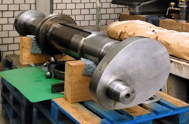 Die massive "Kurbelwelle" (Foto aus dem Lager in Warstein) mit dem Drehzapfen am Wellenende. Hier wird die Pleuelstange befestigt. 