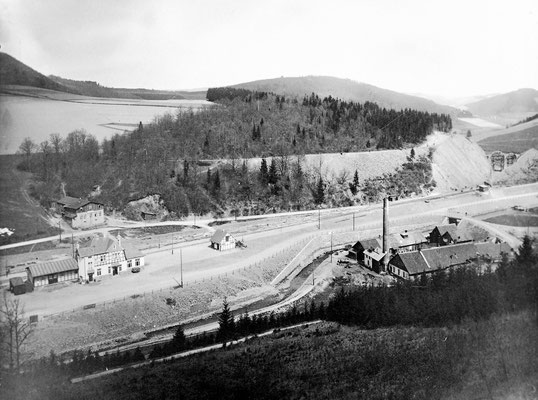 Um 1910 beim Bahnbau: Rechts Firma Gabriel, der frühere Kupferhammer in Niedereslohe (heute: Museum)
