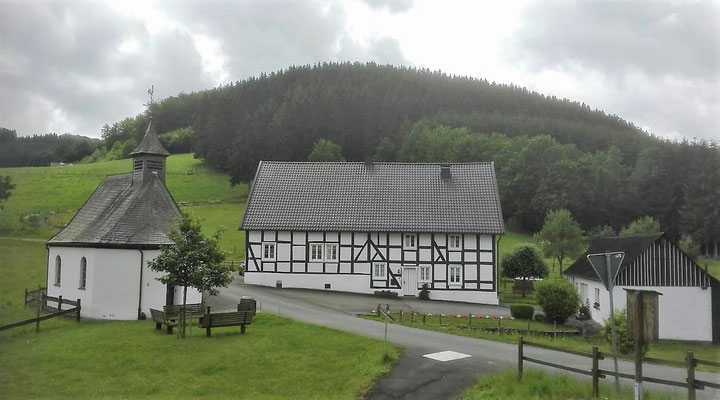 Bürgers Wohnhaus mit St. Jakobus-Kapelle (ehemals Gutskapelle und Herrenhaus des Rittergutes Bremscheid) (C) Norbert Sapp