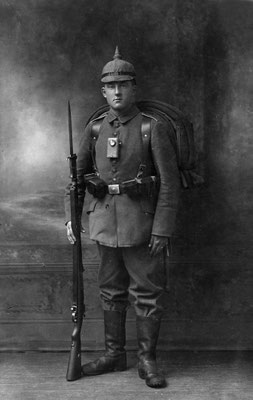 Mit Pickelhaube und Gewehr
