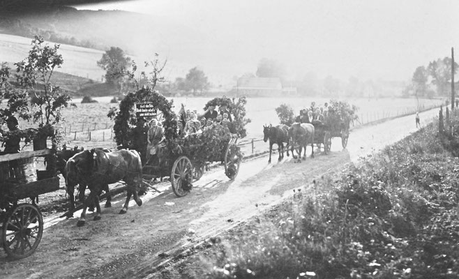 Auf dem Weg nach Niedersalwey, wo 1935 der Erntedanktag begangen wurde