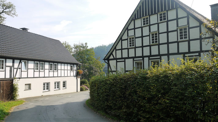 Die Dorfstraße an unübersichtlicher Stelle