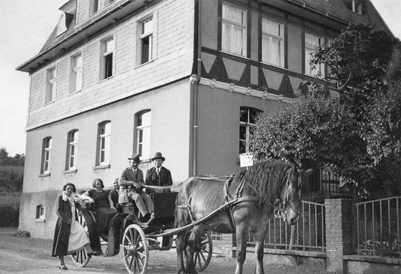 Sommer 1933: Der Nachbar Franz Schäfers holt mit dem Pferd Hektor Gäste vom Esloher Bahnhof ab
