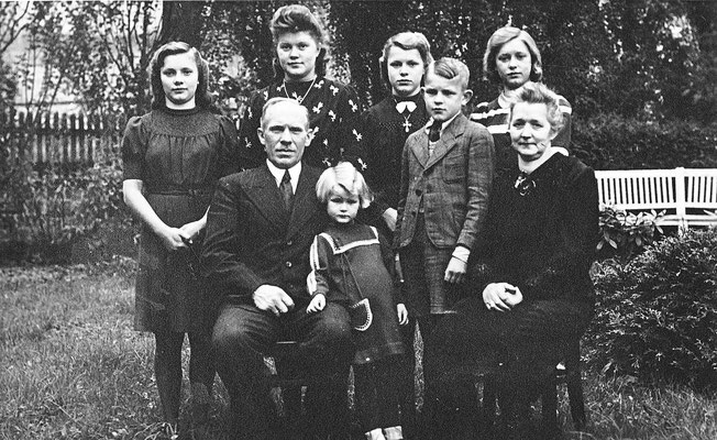 Die Familie Klöpper im Jahre 1944 (vlnr) hinten: Marianne, Agnes, Elisabeth, Elfriede, vorne:  der Vater Franz, Nesthäkchen Mechthildis, Hubert und die Mutter Franziska