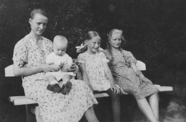 Die Mutter mit ihren Töchtern, rechts: Kusine Änne Braun