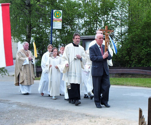 Einzug in die St. Antonius-Kapelle, voran Kreuzträger Manfred Schulte