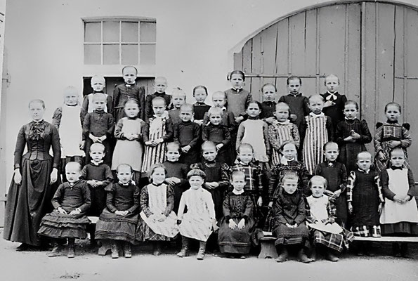 Anna Kalthoff mit der Mädchen-Klasse im Sommer 1891: Aufnahme vor der alten Schule und der Einfahrt zum Spritzenhaus