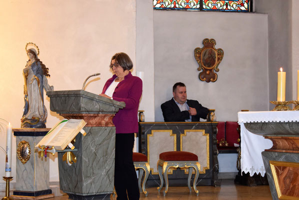 Die Vorsitzende Hiltrud Brock bei ihrer Ansprache, daneben Peter Karger als Moderator