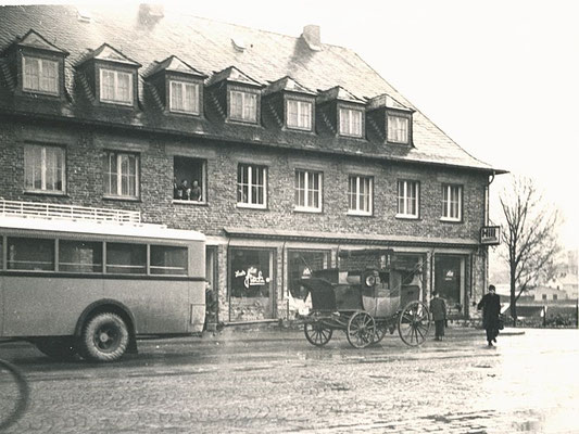 Postbus mit Postkutsche am Ende der Bahnhofstraße in Meschede 1954