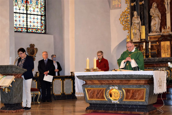 Pastor Ludger Vornholz zelebrierte die Messe. Elisabeth Scherer liest ihre Fürbitte. Daneben Ludwig Klens (Redaktion der Festschrift)