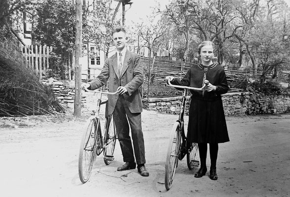 Die Halbgeschwister während einer Radtour: Clemens und Maria (Foto um 1925)