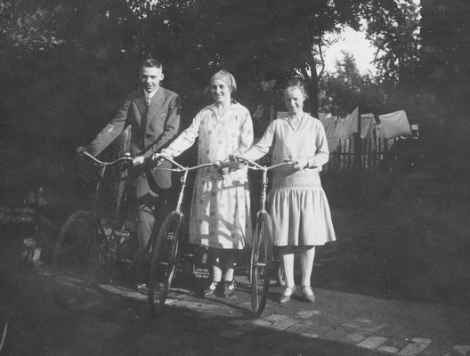 Radtour des jungen Paares mit der jüngsten Schwester des Großvaters Martha (Mitte)
