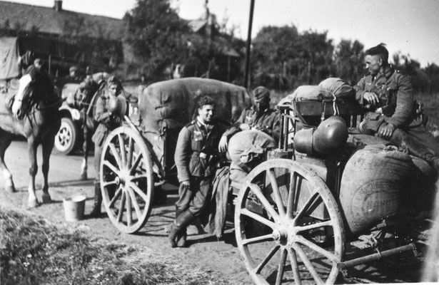 Das Artillerie-Regiment auf dem Weg nach Frankreich Sommer 1940 (Josef auf dem Wagen)