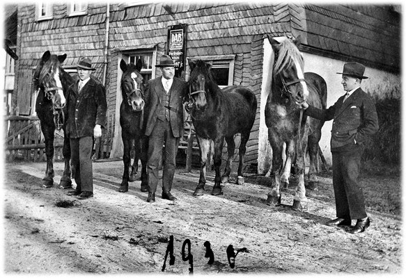 Unersetzbare Helfer noch 1930:  Beim Bierverlag Wilhelm Müller in Eslohe; Pferde zum Getränkeliefern