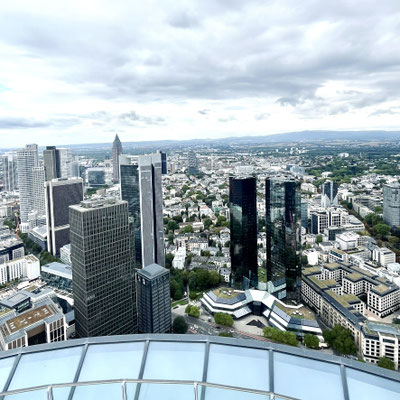 Ein letzter Blick. Dann geht es mit dem Aufzug über mehr als 50 Etagen hinunter, zurück in die Niederungen. 