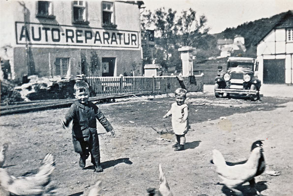 Eslohe war noch ein Dorf im Sommer 1933: Kerstings Kinder spielen auf der Straße.