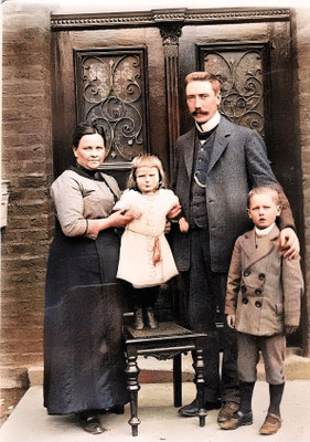 Die Familie, vermutlich um 1915: Anna und Bernhard Raesfeld mit der Tochter Maria und Sohn Clemens Vogelheim (SW-Foto koloriert)