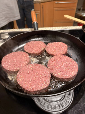 Die Wurst wird gebraten