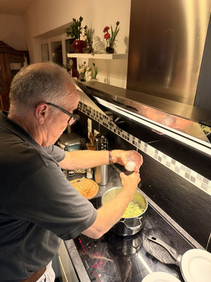 Michel ist konzentriert am Herd