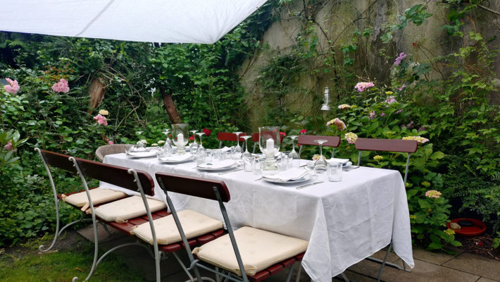 Michel hat seinen Garten perfekt vorbereitet und der Tisch ist wunderschön gedeckt
