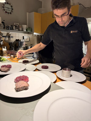 Grischa hat einen Sauerbraten über eine Woche lang eingelegt
