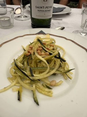 direkt danach kommt Göran mit Zucchini als Nudeln und Camenbert