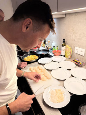 Alex ist ganz fokussiert auf seine Muscheln