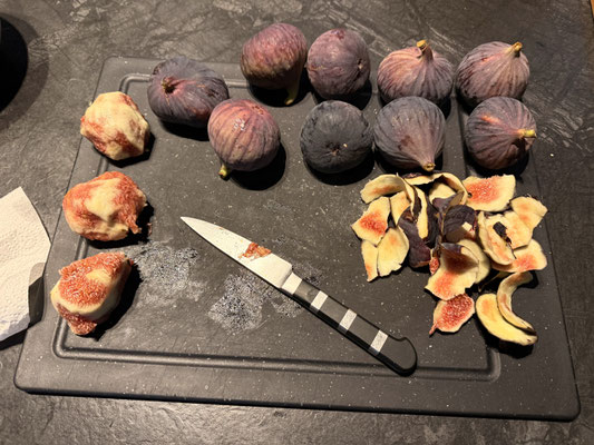 Die Feigen werden von Stefan geschält