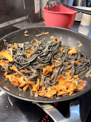 und nun kommt die Pasta zu den Pfifferlingen