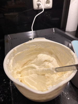 Massimo bereitet sein Dessert zu