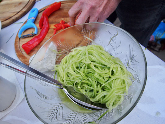 Sieht fast aus wie Spaghetti ... ist aber Gurke