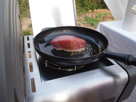 Grischa brät Thunfisch in der Pfanne auf dem Grill