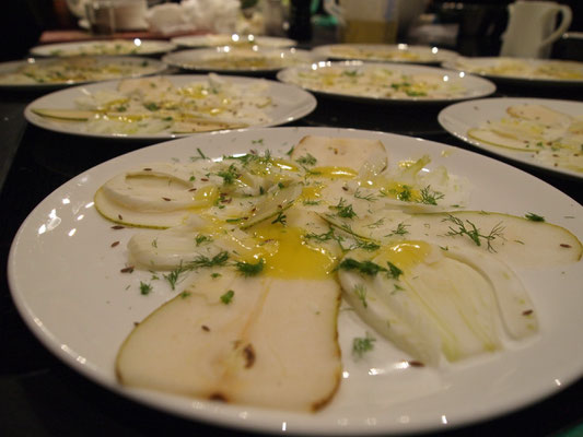 Birnen und Fenchel werden angerichtet