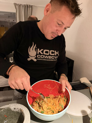 Alex war kürzlich in Thailand und macht heute Som Tam (Papaya Salat, sozusagen ein Nationalgericht)