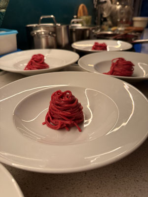 Eier Spaghetti mit roter Beete gefärbt