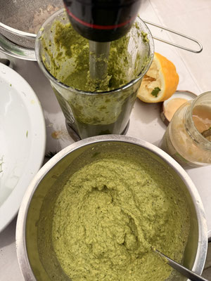 Stefans Kräuter-Humus mit Petersilie, Dill und Minze sieht schon ganz gut aus