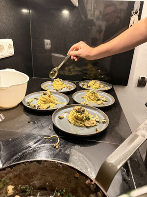 und ab auf die Teller