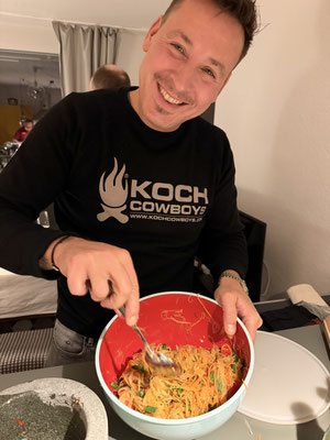 Alex freut sich, denn sein Som Tam ist fertig