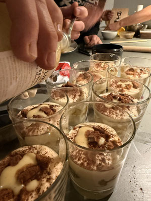 Marcus richtet verschiedene Schichten im Glas an