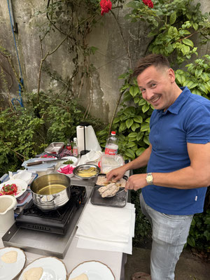 Alex bereitet sein Südstaaten mixed pickles Gericht zu