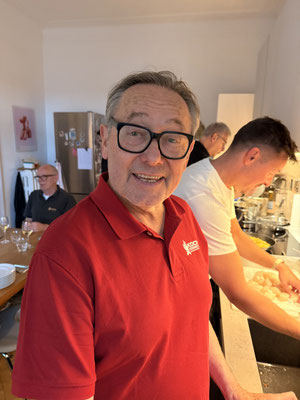 Jochen meint es heute sehr gut mit uns und bringt eine Fois-Gras auf den Teller