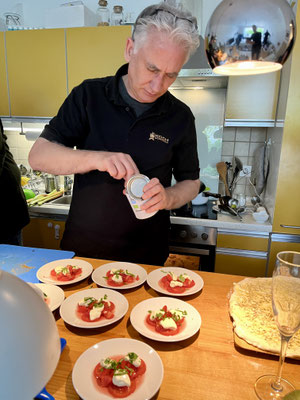 Göran richtet seinen Tomatensalat an