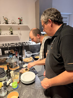 Massimo hilft beim Servieren